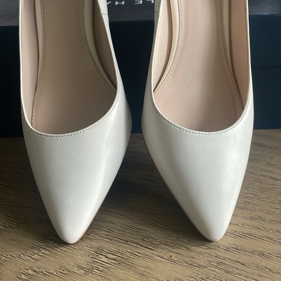 Like New - Cole Haan Gemma Logo Pump in Ivory Leather - Picture 5 of 13
